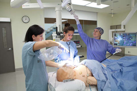 Medical students with simulation dummy